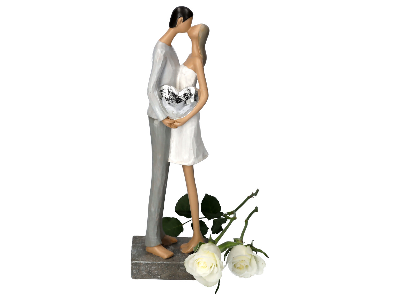 Küssendes Liebespaar stehend mit kleinem Silberherz in den Händen Seitenansicht Bräutigam mit weißer Rose drappiert